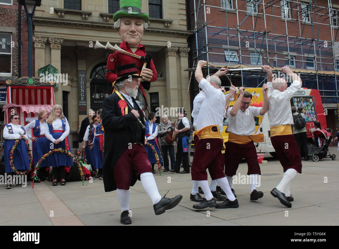 Morpeth, Großbritannien, 27. April 2019. Morpeth Northumbrian sammeln. Schottischer Tanz, Morris Tanz und Rapper Dance Teams am Markt zu platzieren. In der historischen Grafschaft Northumberland Stadt Morpeth. Credit: DavidWhinham/Alamy leben Nachrichten Stockfoto