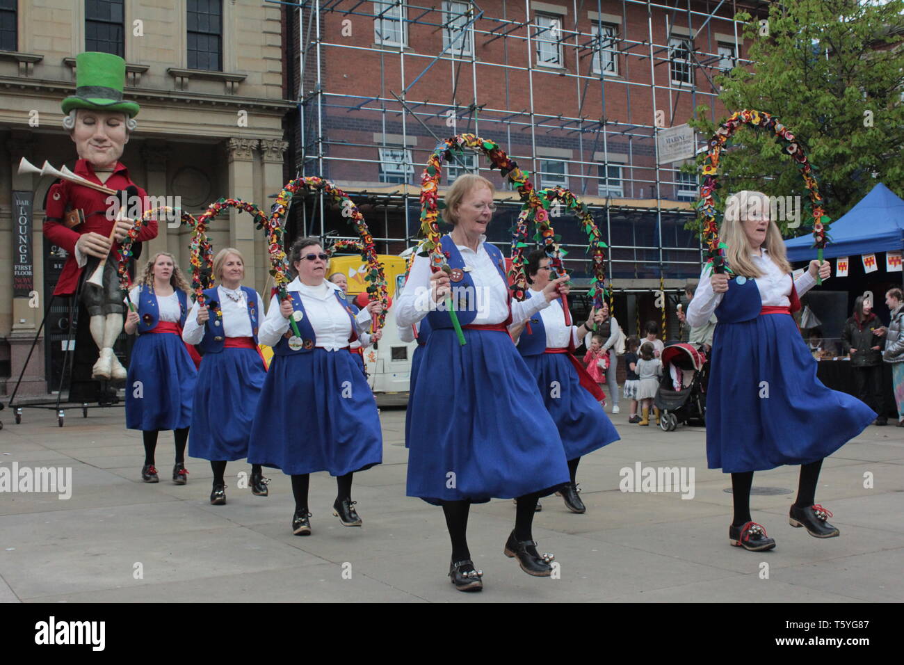 Morpeth, Großbritannien, 27. April 2019. Morpeth Northumbrian sammeln. Schottischer Tanz, Morris Tanz und Rapper Dance Teams am Markt zu platzieren. In der historischen Grafschaft Northumberland Stadt Morpeth. Credit: DavidWhinham/Alamy leben Nachrichten Stockfoto