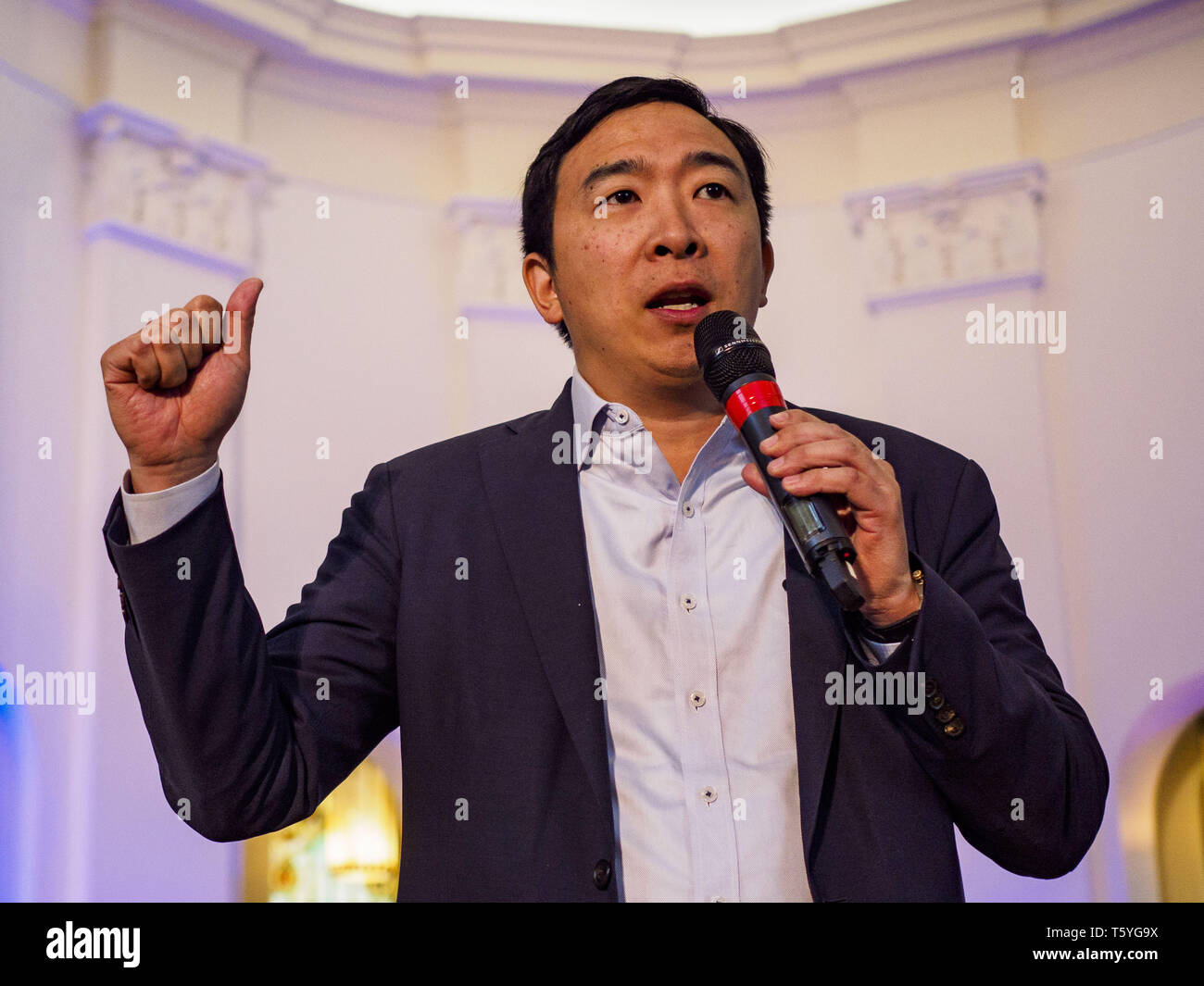 Stuart, Iowa, USA. 27 Apr, 2019. ANDREW YANG, Kandidat für die demokratische Nominierung für die US-Präsidentschaft, Gespräche zu Iowa Wähler an der Erreichung der ländlichen Wähler Forum in Stuart. Das Forum war ein Übertreffen der Demokraten in Iowa 3 Kongreßbezirk national demokratische Wähler zu mobilisieren. Iowa sah eine der größten Verschiebungen von den Demokraten die Republikaner bei der Präsidentschaftswahl 2016 und Trump gewonnen durch zweistellige Zahlen. Republikaner das Büro des Gouverneurs und beide Kammern des Iowa Gesetzgebung. Iowa hosts traditionell die erste Auswahl bei den Präsidentschaftswahlen el Stockfoto