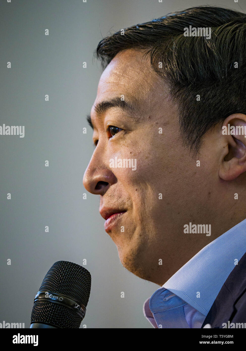 Stuart, Iowa, USA. 27 Apr, 2019. ANDREW YANG, Kandidat für die demokratische Nominierung für die US-Präsidentschaft, Gespräche zu Iowa Wähler an der Erreichung der ländlichen Wähler Forum in Stuart. Das Forum war ein Übertreffen der Demokraten in Iowa 3 Kongreßbezirk national demokratische Wähler zu mobilisieren. Iowa sah eine der größten Verschiebungen von den Demokraten die Republikaner bei der Präsidentschaftswahl 2016 und Trump gewonnen durch zweistellige Zahlen. Republikaner das Büro des Gouverneurs und beide Kammern des Iowa Gesetzgebung. Iowa hosts traditionell die erste Auswahl bei den Präsidentschaftswahlen el Stockfoto