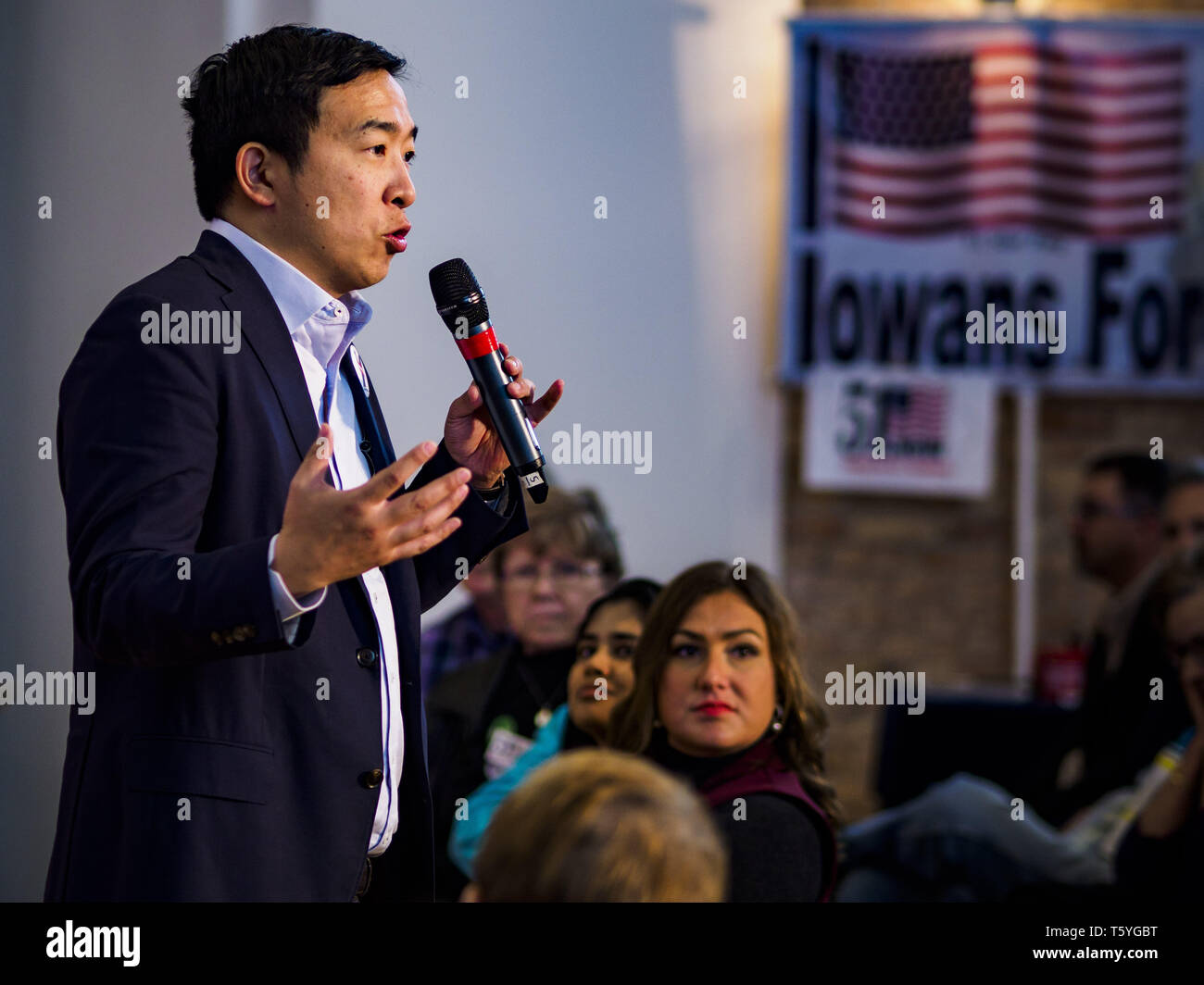Stuart, Iowa, USA. 27 Apr, 2019. ANDREW YANG, Kandidat für die demokratische Nominierung für die US-Präsidentschaft, Gespräche zu Iowa Wähler an der Erreichung der ländlichen Wähler Forum in Stuart. Das Forum war ein Übertreffen der Demokraten in Iowa 3 Kongreßbezirk national demokratische Wähler zu mobilisieren. Iowa sah eine der größten Verschiebungen von den Demokraten die Republikaner bei der Präsidentschaftswahl 2016 und Trump gewonnen durch zweistellige Zahlen. Republikaner das Büro des Gouverneurs und beide Kammern des Iowa Gesetzgebung. Iowa hosts traditionell die erste Auswahl bei den Präsidentschaftswahlen el Stockfoto
