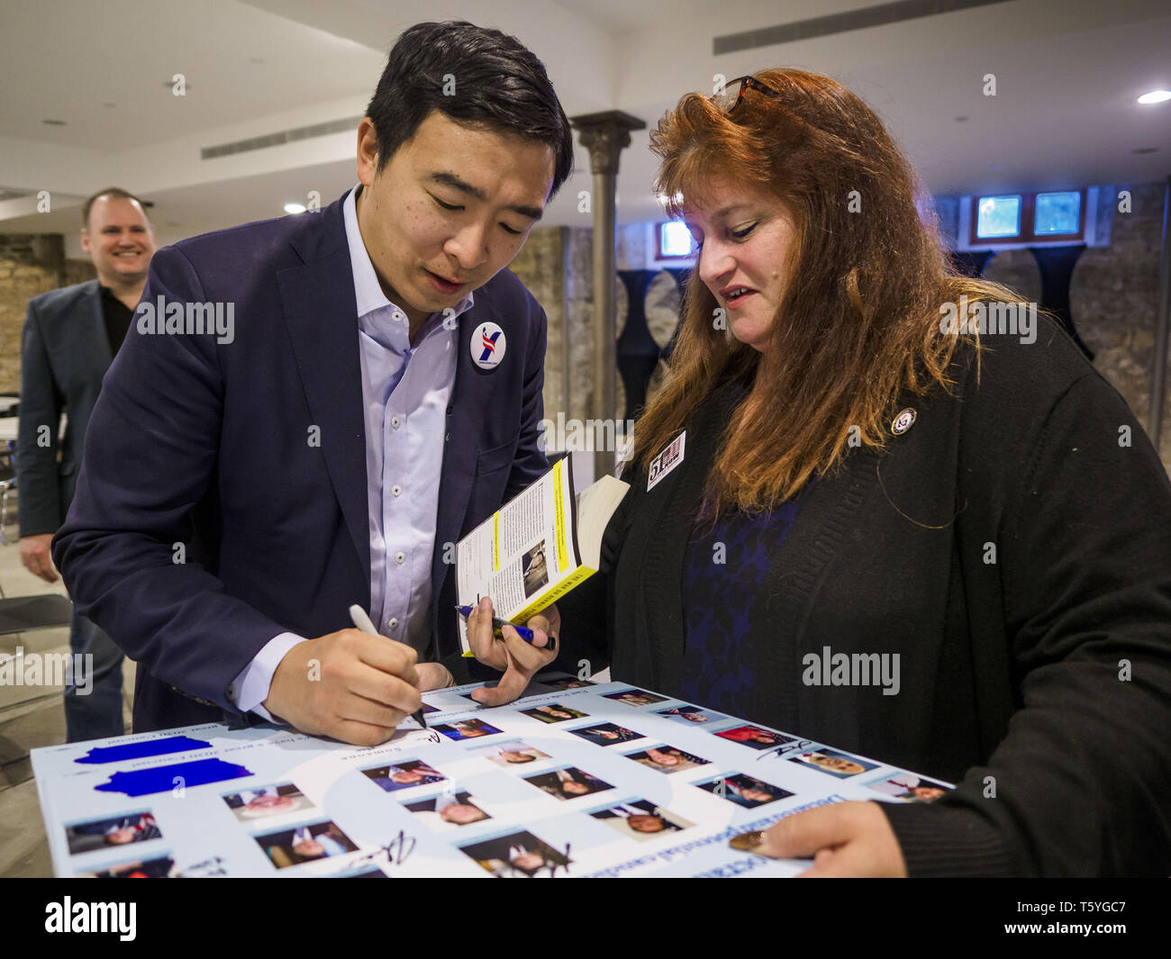 Stuart, Iowa, USA. 27 Apr, 2019. ANDREW YANG, Kandidat für die demokratische Nominierung für die US-Präsidentschaft, Autogramme auf das Erreichen der ländlichen Wähler Forum in Stuart. Das Forum war ein Übertreffen der Demokraten in Iowa 3 Kongreßbezirk national demokratische Wähler zu mobilisieren. Iowa sah eine der größten Verschiebungen von den Demokraten die Republikaner bei der Präsidentschaftswahl 2016 und Trump gewonnen durch zweistellige Zahlen. Republikaner das Büro des Gouverneurs und beide Kammern des Iowa Gesetzgebung. Iowa hosts traditionell die erste Auswahl bei den Präsidentschaftswahlen electi Stockfoto