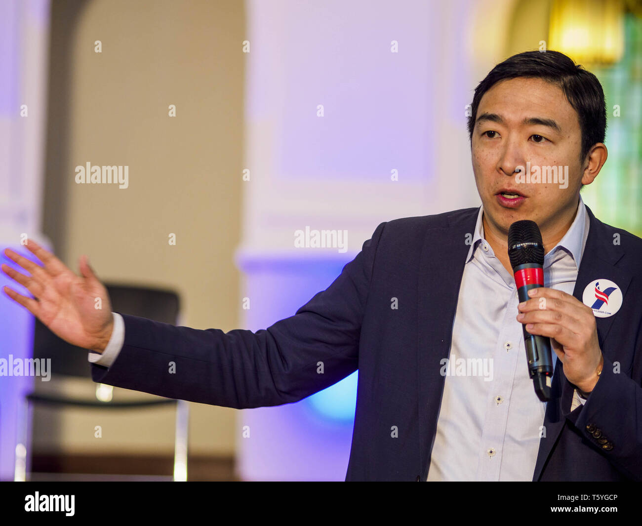 Stuart, Iowa, USA. 27 Apr, 2019. ANDREW YANG, Kandidat für die demokratische Nominierung für die US-Präsidentschaft, Gespräche zu Iowa Wähler an der Erreichung der ländlichen Wähler Forum in Stuart. Das Forum war ein Übertreffen der Demokraten in Iowa 3 Kongreßbezirk national demokratische Wähler zu mobilisieren. Iowa sah eine der größten Verschiebungen von den Demokraten die Republikaner bei der Präsidentschaftswahl 2016 und Trump gewonnen durch zweistellige Zahlen. Republikaner das Büro des Gouverneurs und beide Kammern des Iowa Gesetzgebung. Iowa hosts traditionell die erste Auswahl bei den Präsidentschaftswahlen el Stockfoto