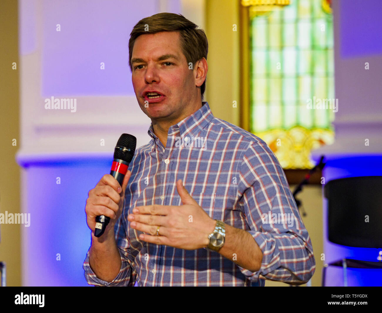 Stuart, Iowa, USA. 27 Apr, 2019. US-Vertreter ERIC SWALWELL, einen demokratischen Kandidaten für die Nominierung der Partei für die US-Präsidentschaft, spricht an der Erreichung der ländlichen Wähler Forum in Stuart. Das Forum war ein Übertreffen der Demokraten in Iowa 3 Kongreßbezirk national demokratische Wähler zu mobilisieren. Iowa sah eine der größten Verschiebungen von den Demokraten die Republikaner bei der Präsidentschaftswahl 2016 und Trump gewonnen durch zweistellige Zahlen. Republikaner das Büro des Gouverneurs und beide Kammern des Iowa Gesetzgebung. Iowa hosts traditionell die erste Auswahl des Stockfoto