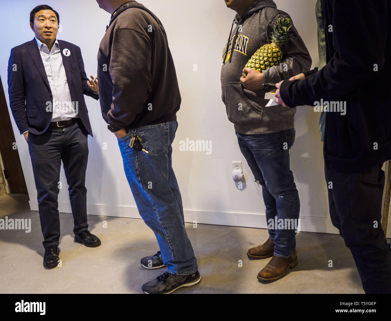 Stuart, Iowa, USA. 27 Apr, 2019. ANDREW YANG, Kandidat für die demokratische Nominierung für die US-Präsidentschaft, Gespräche zu einzelnen Wählern nach seiner Rede bei der Erreichung der ländlichen Wähler Forum in Stuart. Das Forum war ein Übertreffen der Demokraten in Iowa 3 Kongreßbezirk national demokratische Wähler zu mobilisieren. Iowa sah eine der größten Verschiebungen von den Demokraten die Republikaner bei der Präsidentschaftswahl 2016 und Trump gewonnen durch zweistellige Zahlen. Republikaner das Büro des Gouverneurs und beide Kammern des Iowa Gesetzgebung. Iowa hosts traditionell die erste Auswahl Veranstaltung Stockfoto