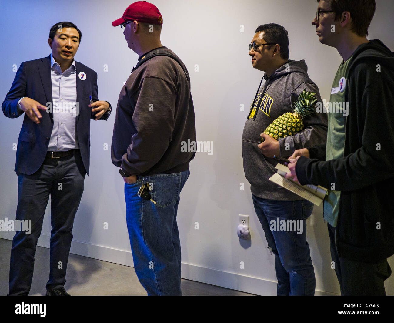 Stuart, Iowa, USA. 27 Apr, 2019. ANDREW YANG, Kandidat für die demokratische Nominierung für die US-Präsidentschaft, Gespräche zu einzelnen Wählern nach seiner Rede bei der Erreichung der ländlichen Wähler Forum in Stuart. Das Forum war ein Übertreffen der Demokraten in Iowa 3 Kongreßbezirk national demokratische Wähler zu mobilisieren. Iowa sah eine der größten Verschiebungen von den Demokraten die Republikaner bei der Präsidentschaftswahl 2016 und Trump gewonnen durch zweistellige Zahlen. Republikaner das Büro des Gouverneurs und beide Kammern des Iowa Gesetzgebung. Iowa hosts traditionell die erste Auswahl Veranstaltung Stockfoto