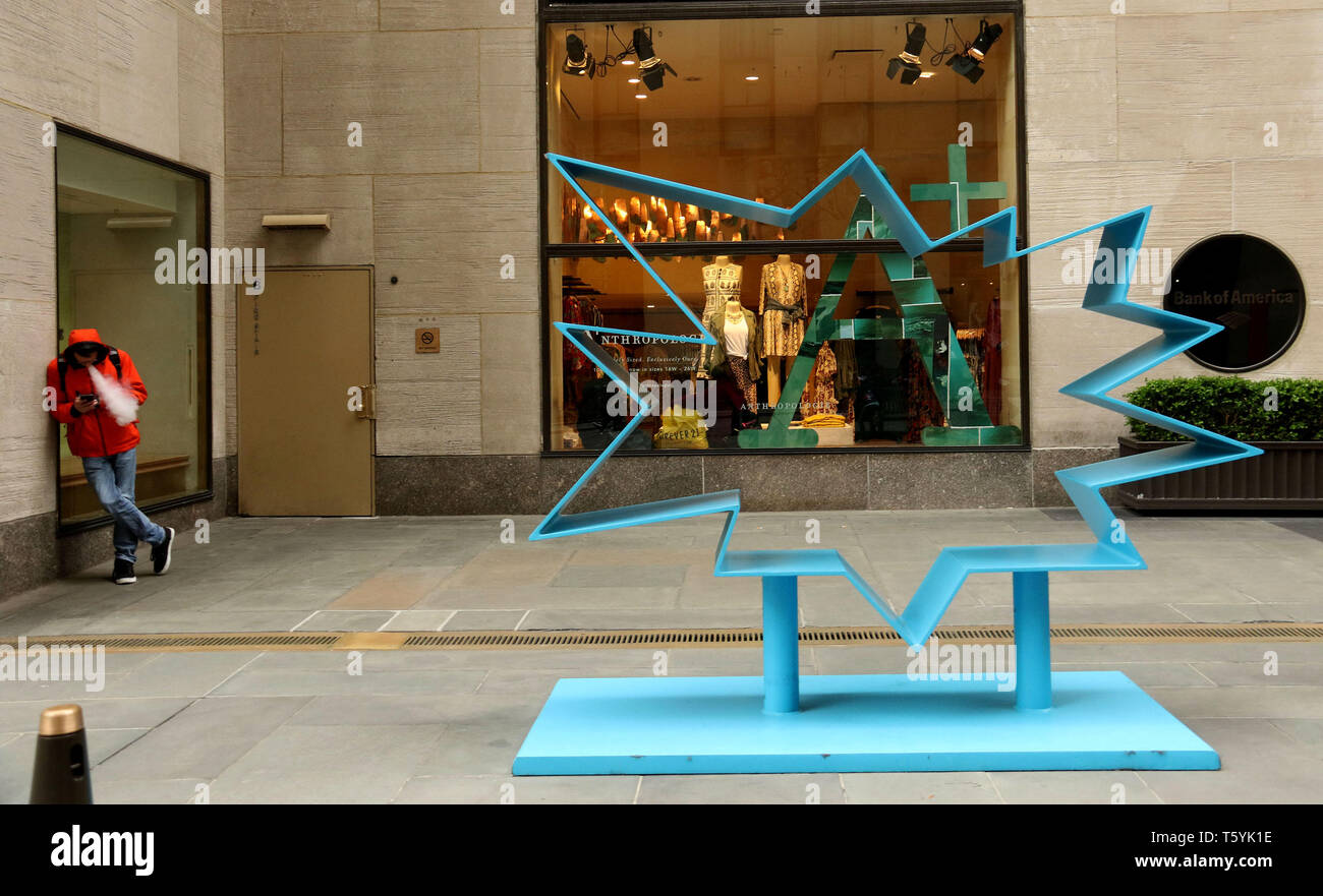 New York City, New York, USA. 27 Apr, 2019. Von HANK WILLIS THOMAS' HARRIET UND ANNIE" (Capri), 2018, zu Ehren seines starken Großmütter, die kürzlich verstorben benannt, die auf der Frieze Skulptur Ausstellung im Rockefeller Center statt. Credit: Nancy Kaszerman/ZUMA Draht/Alamy leben Nachrichten Stockfoto