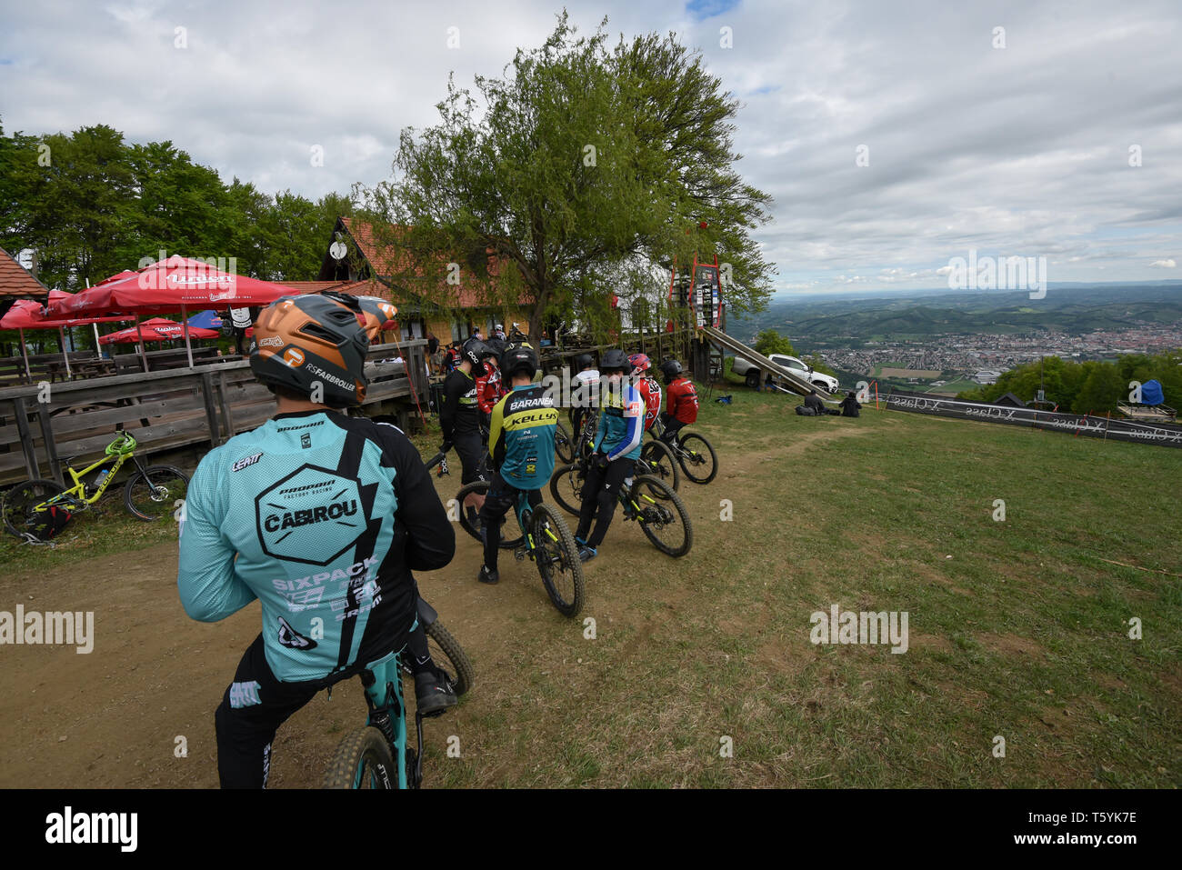 Mitfahrer sind vor der offiziellen downhill Training an der UCI Mountainbike Weltcup in Maribor. Stockfoto