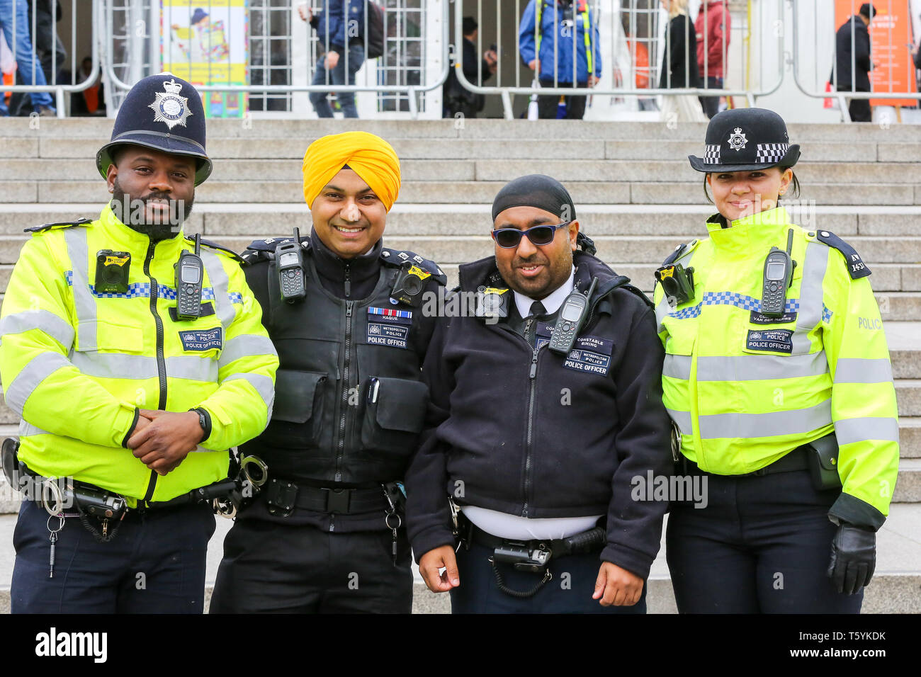 Polizisten sind mit zwei Sikh Männer am Trafalgar Square während des Festivals zu sehen. Die Vaisakhi Festival ist ein religiöses Fest, dass die Sikh neue Jahr markiert. Feiern in diesem Jahr fand am 14. April, erinnert an den Beginn des Sikhismus als kollektive Glauben und Londons Feiern sind eine Chance für Menschen aus allen Volksgruppen, Religionen und Herkunft ein Festival, das durch die Sikhs, die leben in der Hauptstadt gefeiert wird und über 20 Millionen Menschen auf der ganzen Welt zu erleben. Stockfoto