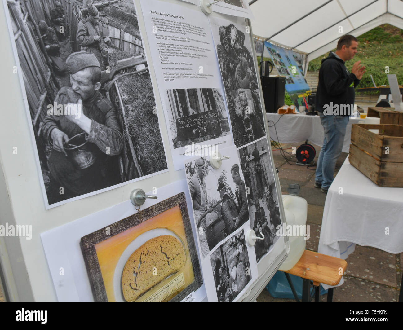 Seelow, Deutschland. 27 Apr, 2019. Der Verein Zeitreise Seelower Höhen e. V. zeigt historische Fotos aus der Lieferung von Nahrungsmitteln für Soldaten und der Bevölkerung während des Zweiten Weltkrieges. Die Gedenkstätte auf dem Seelow Heights erinnert an die schwerste Schlacht des Zweiten Weltkriegs auf deutschem Boden. Um wieder mehr Besucher für sie zu interessieren, der Verein arbeitet Zeitreise seit Anfang des Jahres an neuen Konzepten der authentischen Wissenstransfer. Foto: Patrick Pleul/dpa-Zentralbild/ZB/dpa/Alamy leben Nachrichten Stockfoto