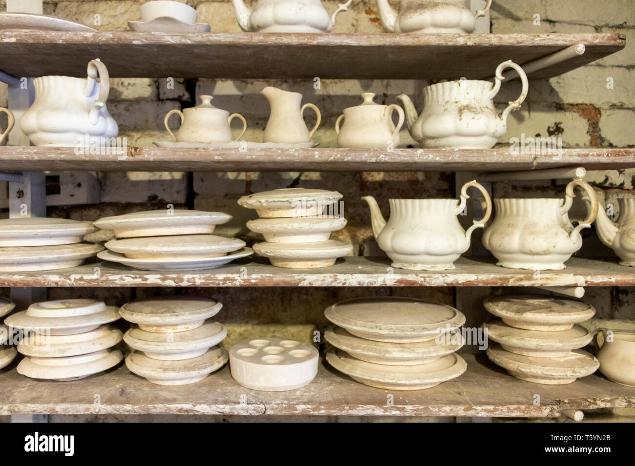 Keramik Teekanne und Formen auf einem Regal in Gladstone Keramik Museum Stoke-on-Trent Stockfoto