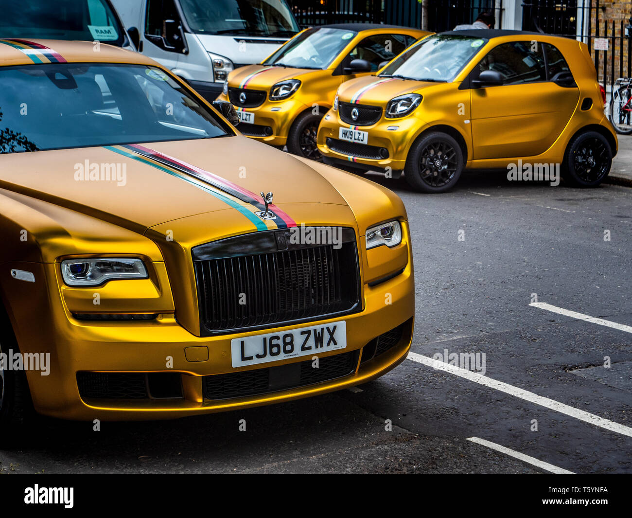 Eine miwhip London fahrt hageln App mit dem Twist mit gelegentlichen Gold supercars anstelle der normalen Mietwagen lackiert Stockfoto