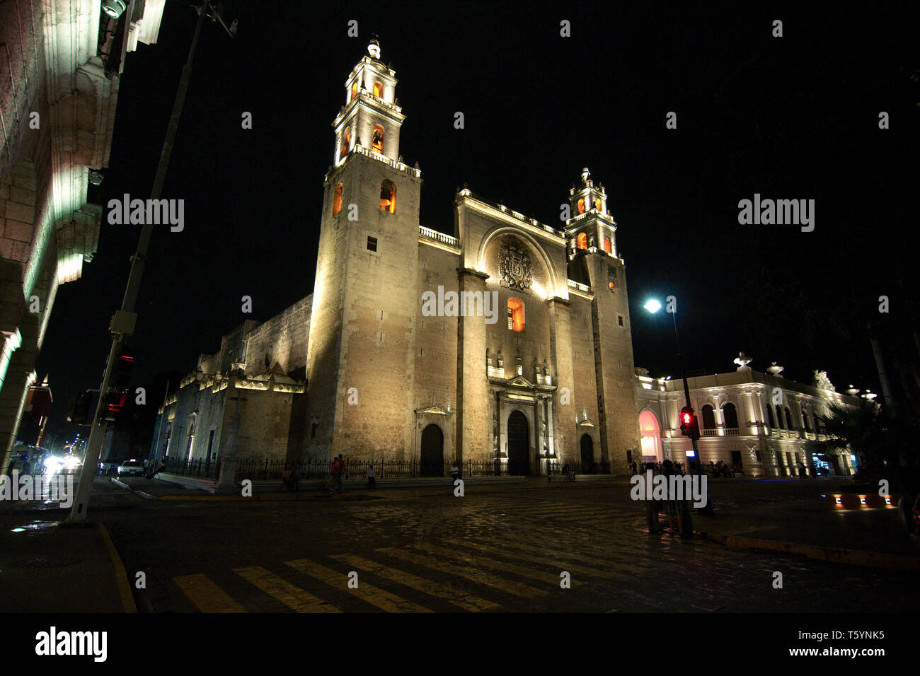 Merida, Yucatan, Mexiko - 2019: Blick auf die Kathedrale von Mérida, errichtet auf dem Gelände der Maya-ruinen Tiho. Stockfoto