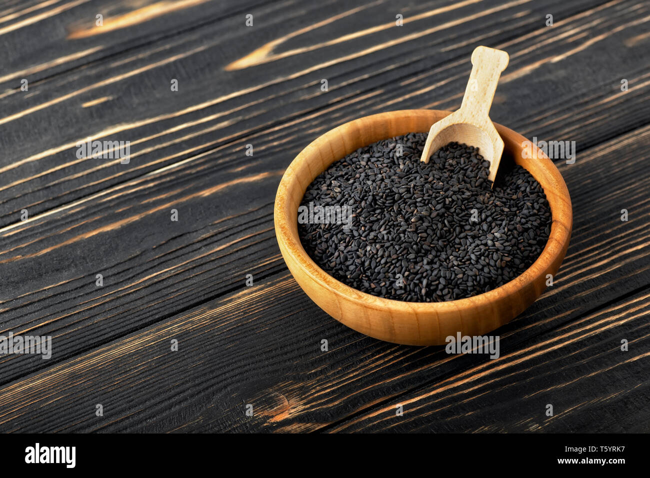 Schwarze Sesamsamen in der Schüssel Stockfoto