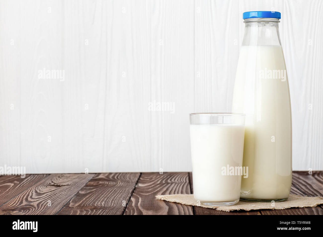 Milch in Glas und Flasche Stockfoto