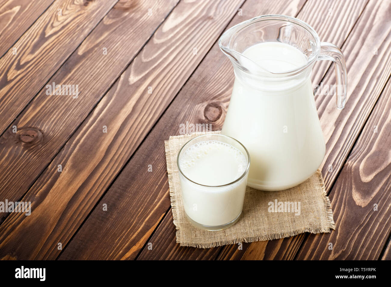 Milch in Glas und Krug Stockfoto