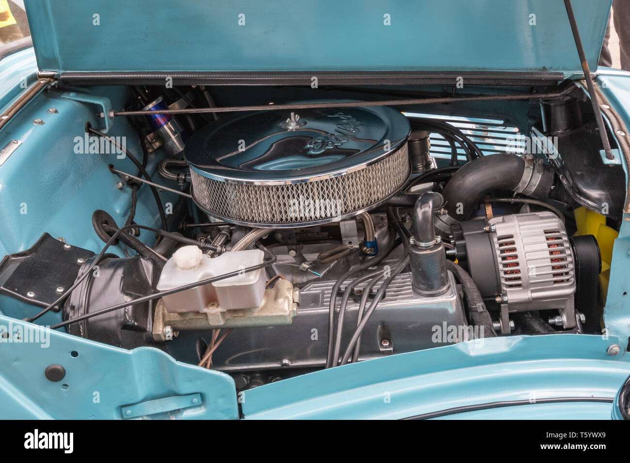 Nahaufnahme der Motor eines blauen Ford Anglia Auto 1952 auf Anzeige einer britischen Classic Car Show Stockfoto