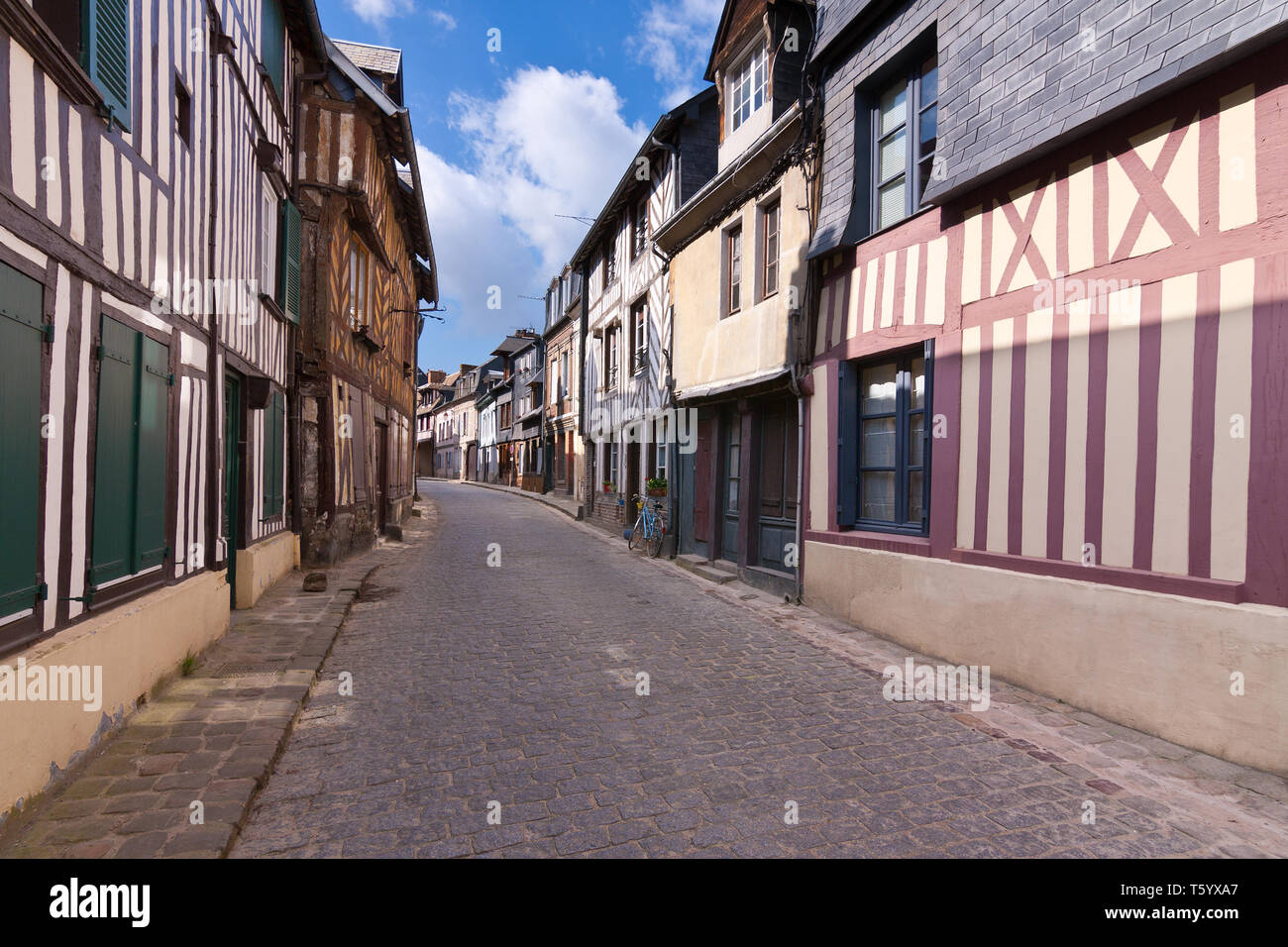 Alte straße bei Honfleur, Normandie, typisch normannischen Architektur und Häuser in Frankreich. Stockfoto