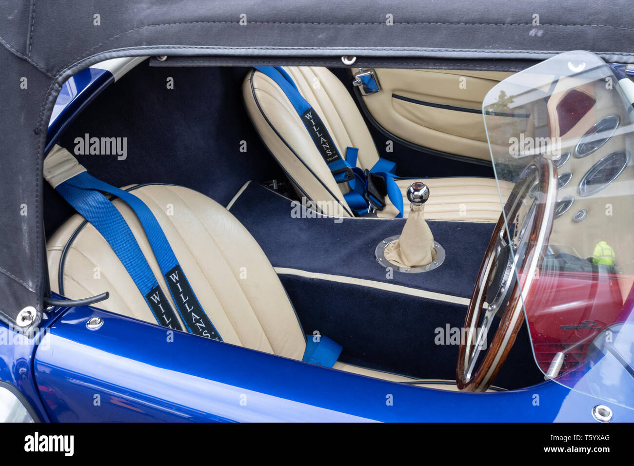 Einrichtung eines AK Cobra Sportwagen, ein 2007 replica AC Cobra, an einem Classic Motor Fahrzeug zeigen in Großbritannien Stockfoto