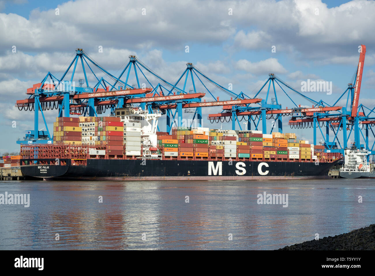 MSC PALAK am HHLA Container Terminal Altenwerder (CTA). MSC ist der weltweit zweitgrößte Reederei in Bezug auf containerschiff Kapazität. Stockfoto