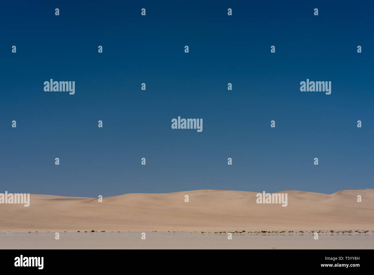 Küste Dünen unter einem grossen blauen Himmel in der Nähe von Walvis Bay, Namibia Stockfoto