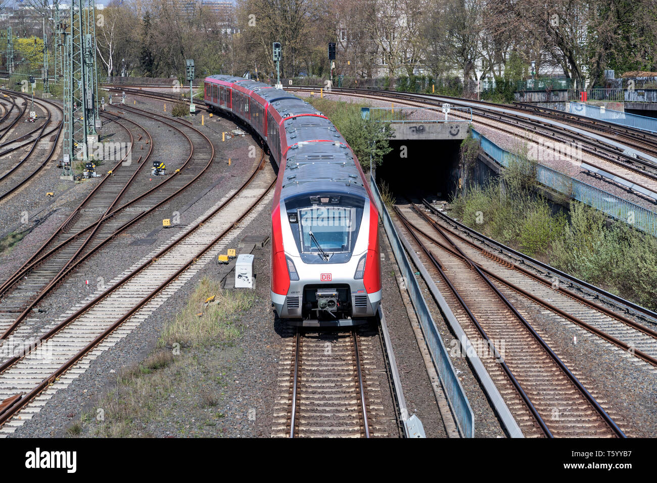 Klasse 490 Zug der Hamburger S-Bahn, Rapid Mass Transit Railway Netzwerk in der Metropolregion Hamburg. Stockfoto