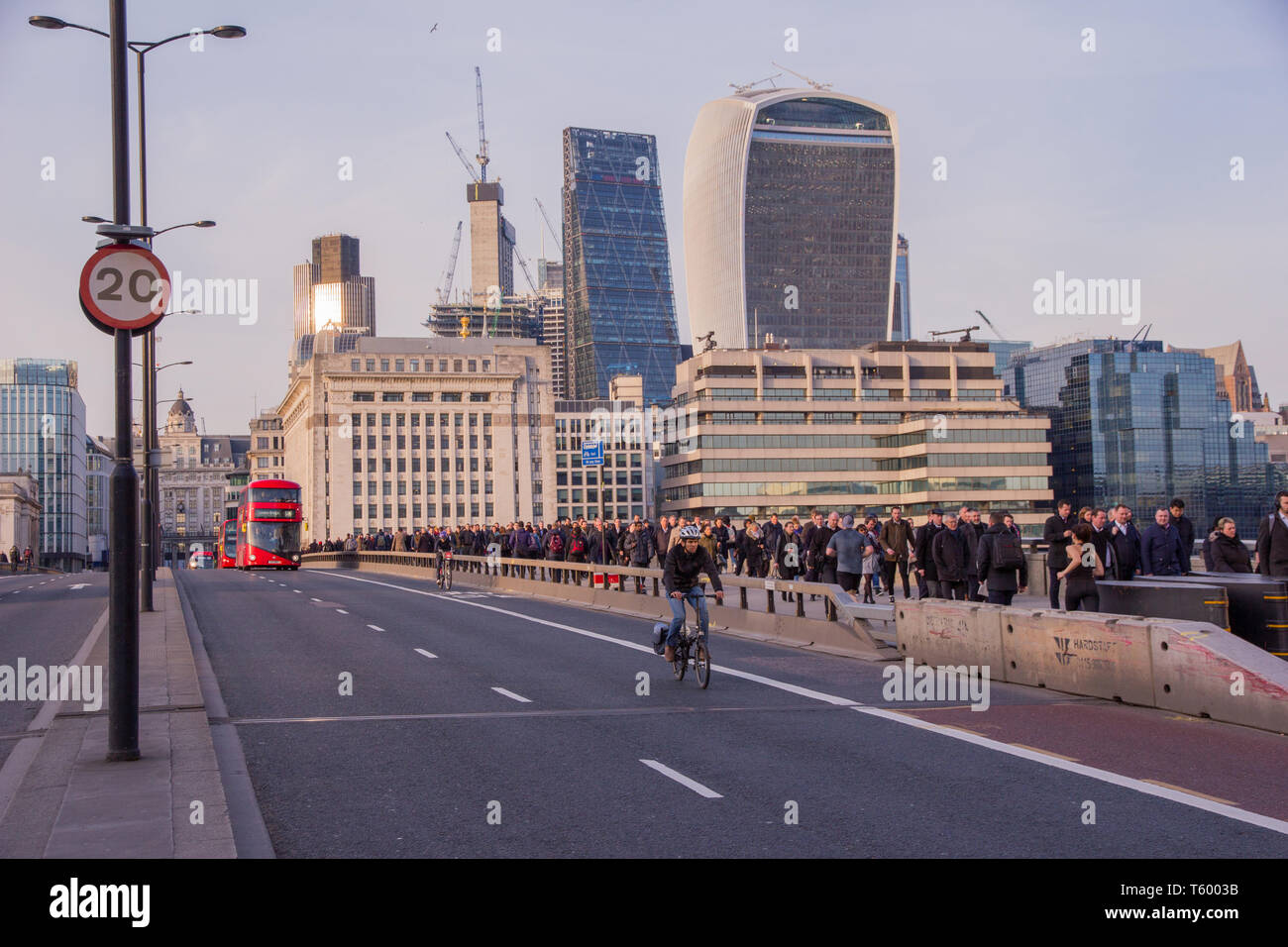 City of London, London, Großbritannien, 8. Februar 2018. Massen der Pendler im Berufsverkehr zu Fuß über London Bridge entfernt von der City von London auf Ihre wa Stockfoto