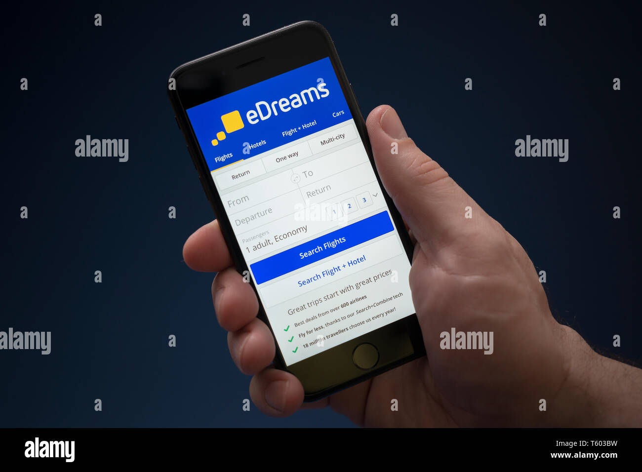 Ein Mann schaut auf seinem iPhone die zeigt die Fluege Logo (nur redaktionelle Nutzung). Stockfoto