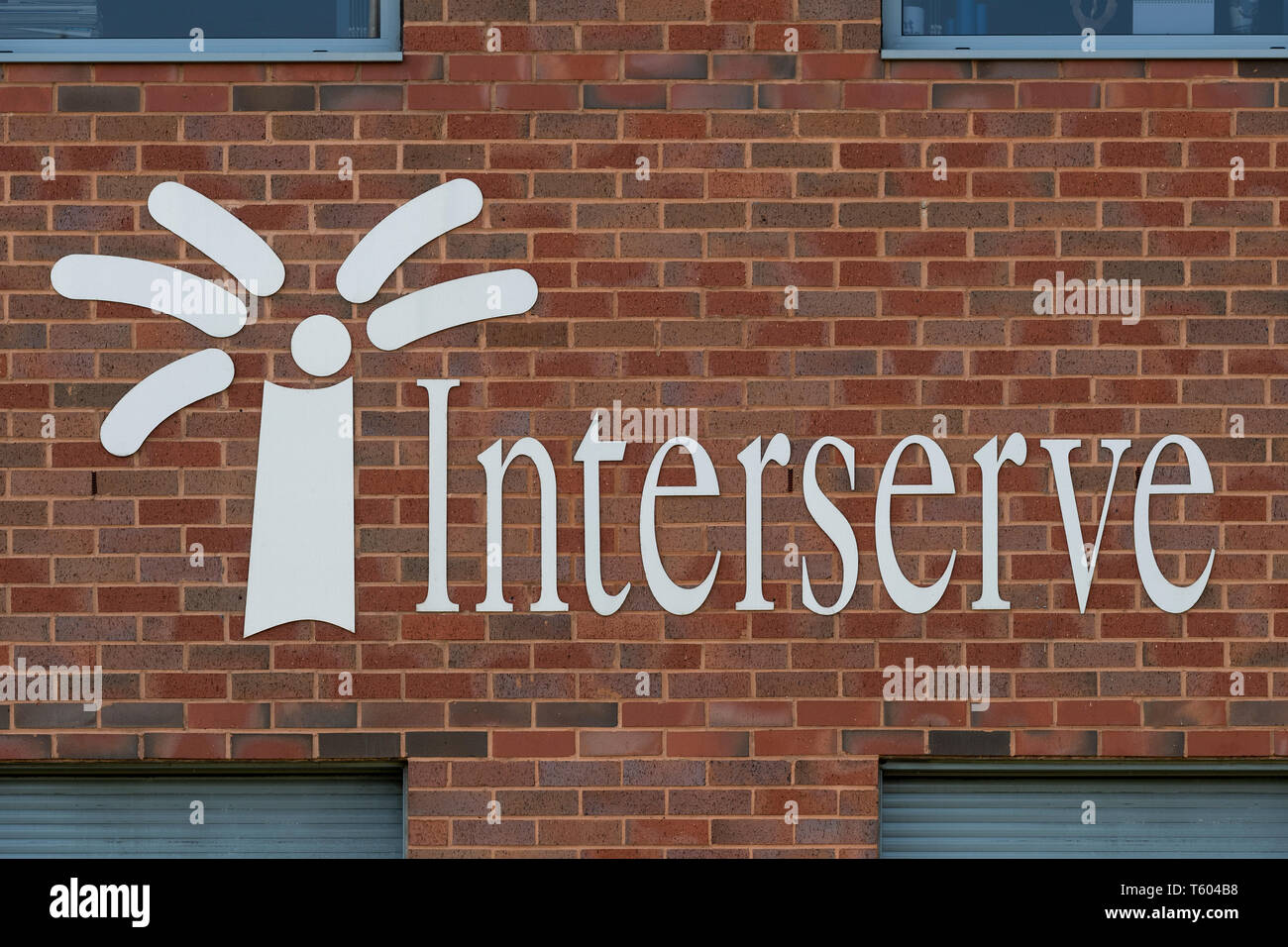 Das Logo von interserve Bauunternehmen, gesehen auf der Seite des Büros des Unternehmens in Castleford, West Yorkshire (nur redaktionelle Nutzung). Stockfoto