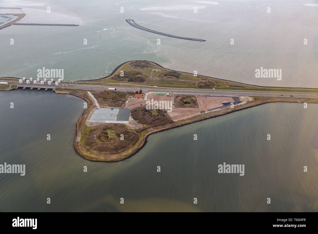 Luftaufnahme niederländischen Deich abschlussdeich zwischen IJsselmeer und Wattenmeer Stockfoto