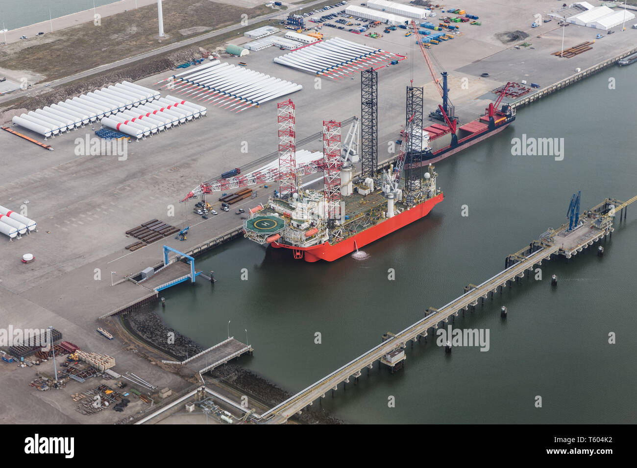 Dutch Harbor Eemshaven mit Kran Plattform zur Installation von Offshore Windenergieanlagen Stockfoto