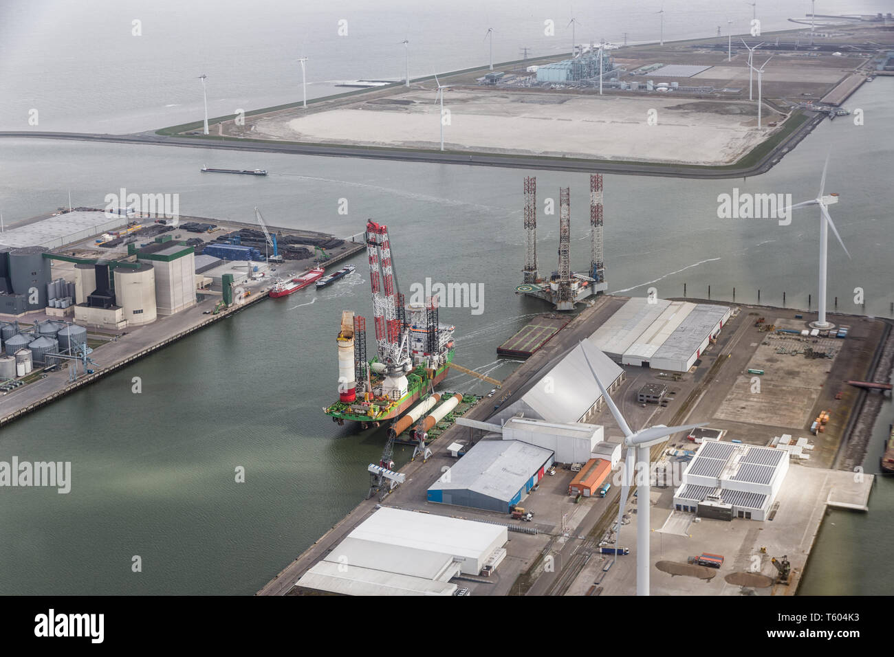 Dutch Harbor Eemshaven mit Windkraftanlagen und Offshore- Plattformen Stockfoto