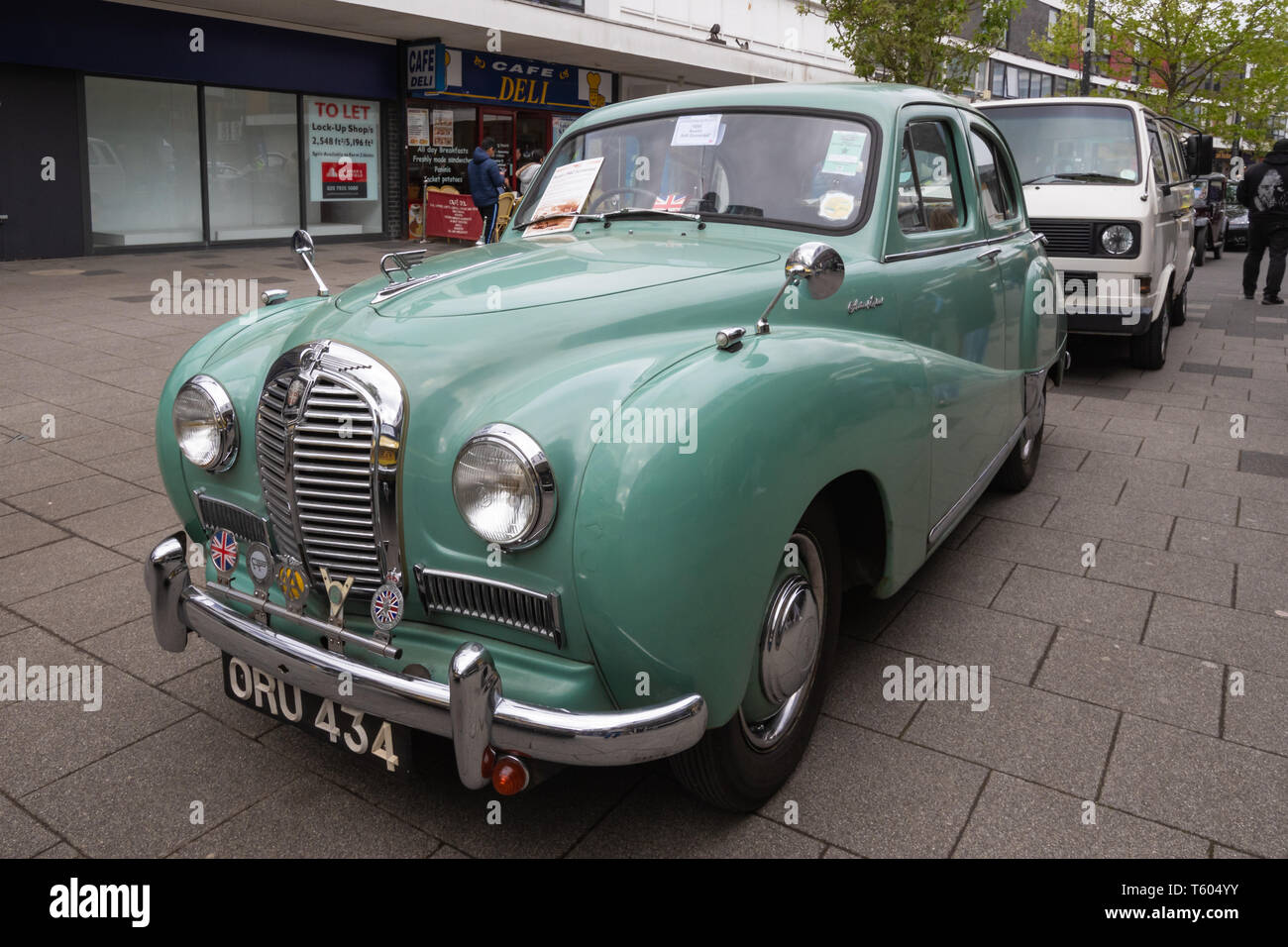 Grün 1954 Austin A 40 Somerset Oldtimer zu einem Classic Motor Fahrzeug ...