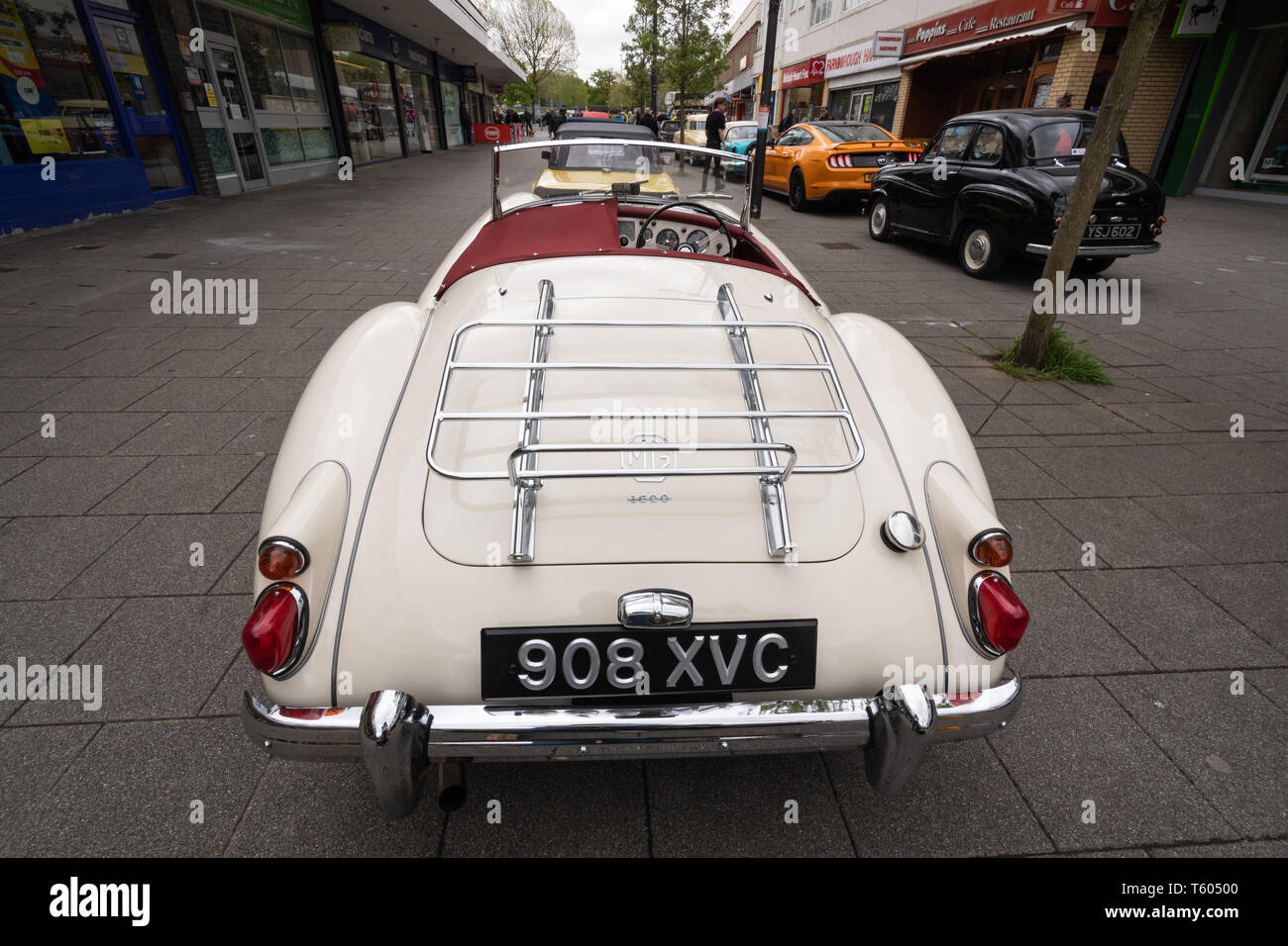White 1960 MGA 1600 MK1 Auto an einem Classic Motor Fahrzeug zeigen in Großbritannien, Ansicht von hinten. Stockfoto