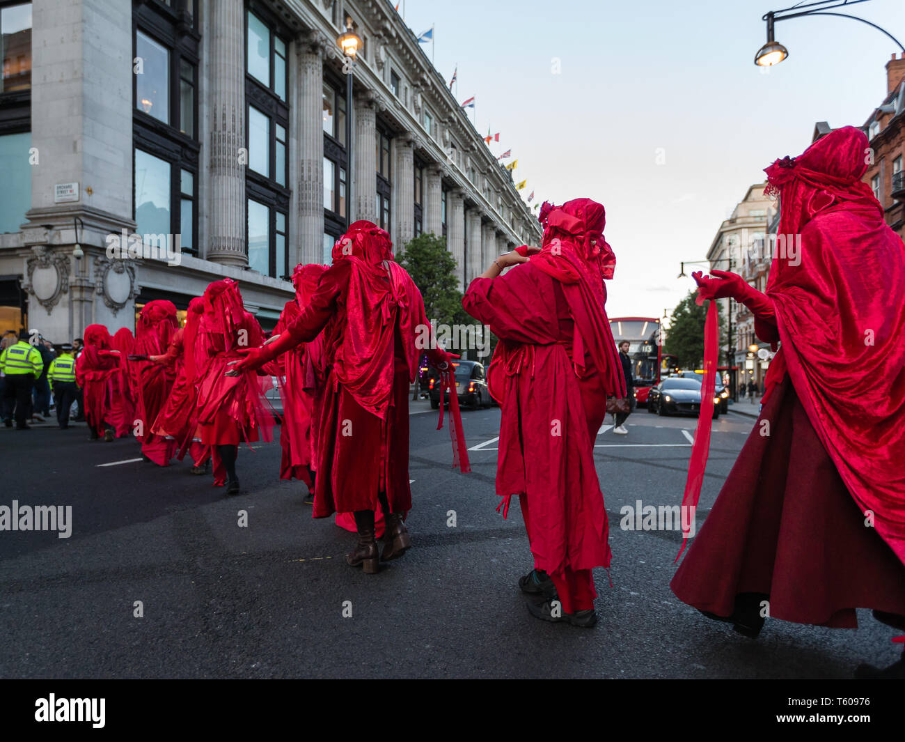 Aussterben Rebellion Umwelt Aktivist Gruppe, die Rote Brigade gesehen protestieren bei Selfridges in der Oxford Street am 25. April 2019 in London. Stockfoto