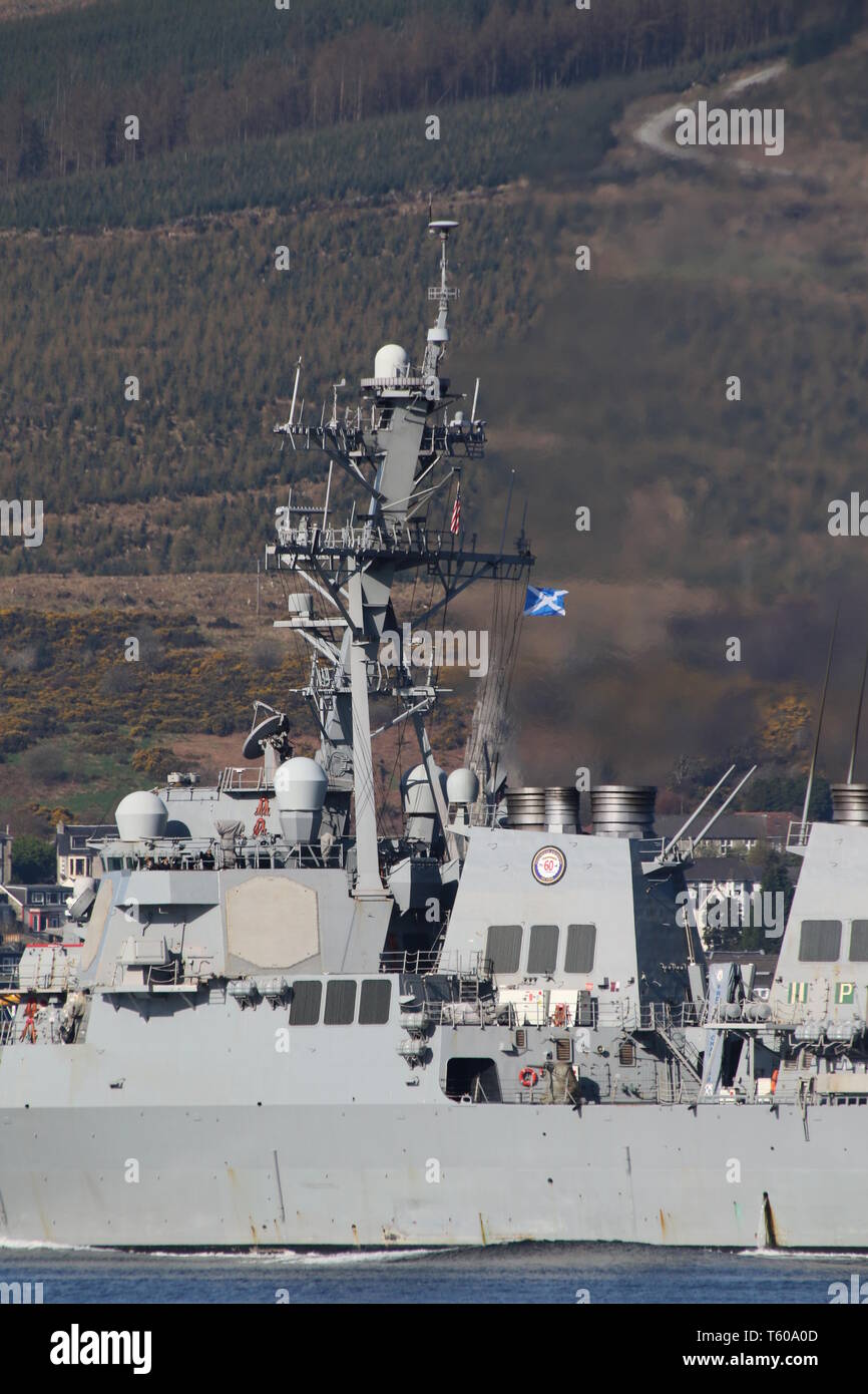 USS Porter (DDG-78), Zerstörer der Arleigh-Burke-Klasse von der United States Navy betrieben, vorbei an Gourock zu Beginn der Übung gemeinsame Krieger 19-1. Stockfoto