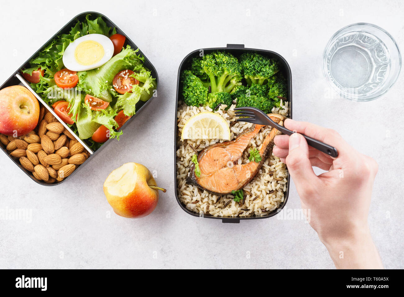 Mann essen ernährung Mittagessen Lunchpaket zum Mitnehmen. Gesunde Ernährung Konzept. Overhead. Stockfoto