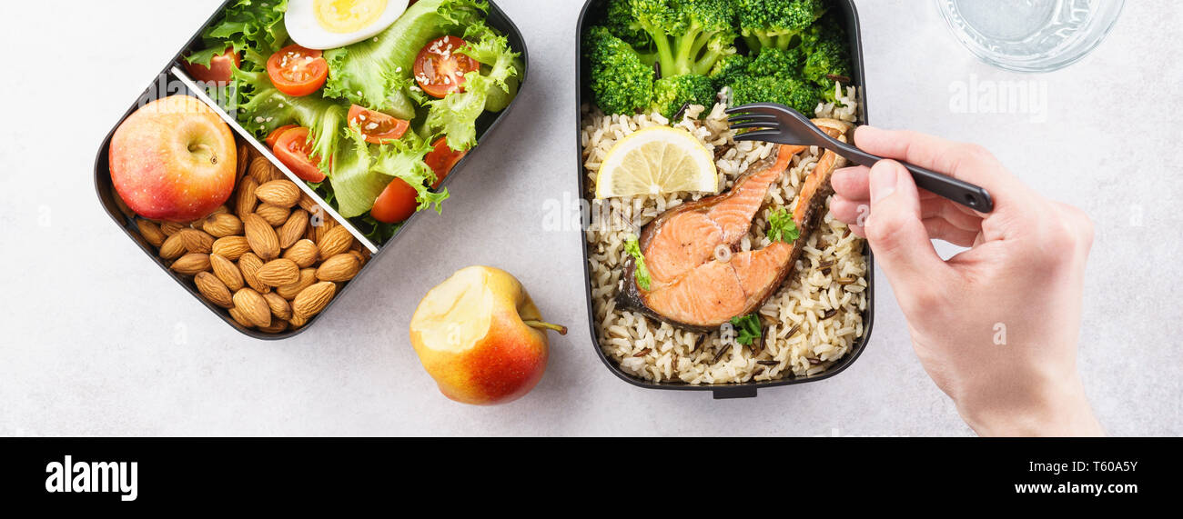 Mann essen ernährung Mittagessen Lunchpaket zum Mitnehmen. Gesunde Ernährung Konzept. Overhead. Banner. Stockfoto