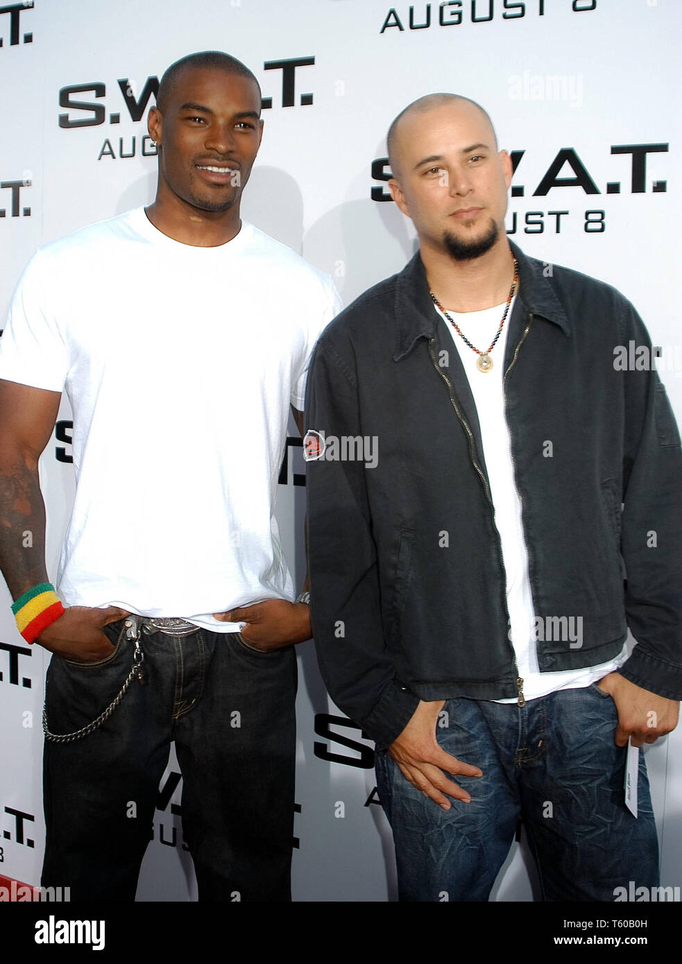 Tyson Beckford & Cris Judd bei der Weltpremiere von Columbia Pictures''S.W.A.T.', gehalten an der Mann Dorf Theater in Westwood, CA. Die Veranstaltung fand am Mittwoch, 30. Juli 2003. Foto von: SBM/PictureLux Datei Referenz # 33790 936 SBMPLX Stockfoto
