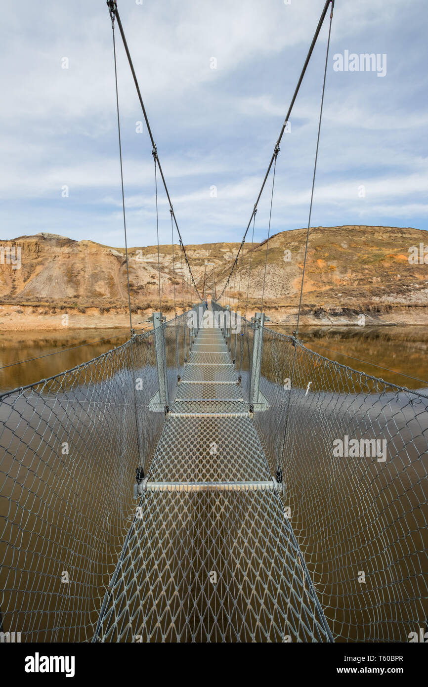 Der Stern Meine Suspension Bridge ist eine 117 Meter lange Fußgänger-Hängebrücke über den Red Deer River in Drumheller, Alberta, Kanada. Im Jahr 1931 konstruierte, Travel Alberta Stockfoto