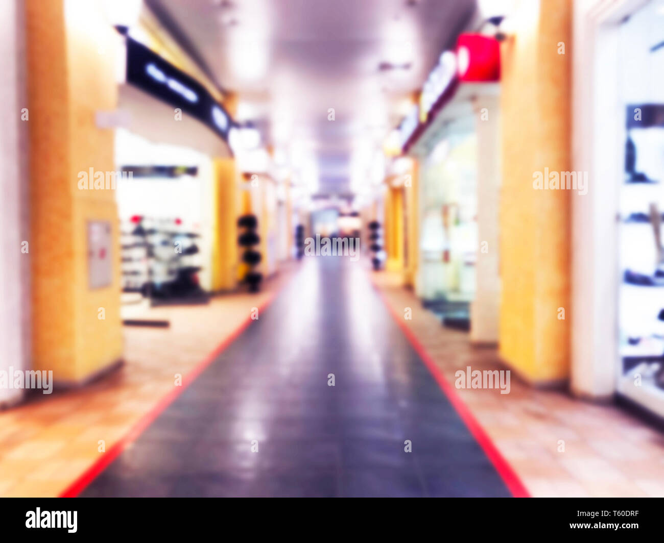 Abstract blur bokeh Lichter Luxus Shopping Mall und dem Kaufhaus Interieur. Unscharfer Hintergrund mit Menschen im Einkaufszentrum mit bokeh Licht. Blur Stockfoto