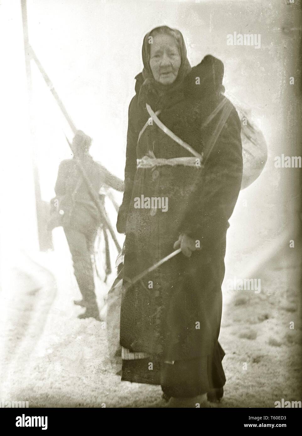 Im Winter Krieg. Ein militärischer Konflikt zwischen der Sowjetunion und Finnland. Es begann mit einer sowjetischen Invasion im November 1939, als sowjetische infantery die Grenze auf der Karelischen Landenge gekreuzt. Eine ältere Dame, die ihr Hab und Gut von der Frontlinie an der Karelischen Landenge Finnland Januar 1940 evakuiert. Foto Kristoffersson ref 98-7 Stockfoto