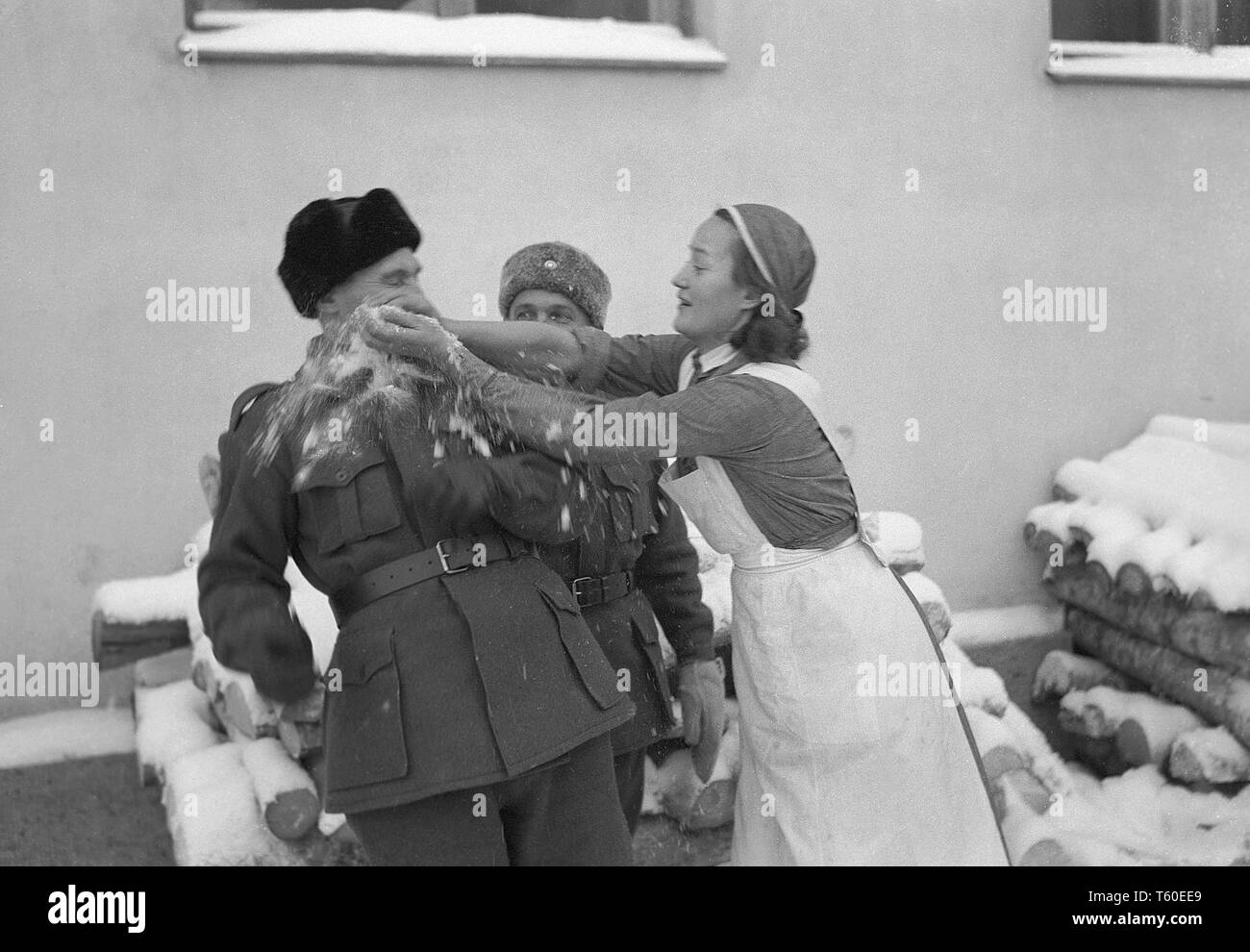 1940er Jahre Frau Aus Finnland Fotos Und Bildmaterial In Hoher   Im Winter Krieg Ein Militarischer Konflikt Zwischen Der Sowjetunion Und Finnland Es Begann Mit Einer Sowjetischen Invasion Im November 1939 Als Sowjetische Infantery Die Grenze Auf Der Karelischen Landenge Gekreuzt Abgebildeten Kanadischen Freiwillige Soldaten Erhalten Die Kalte Hand Durch Eine Entschlossene Finnische Madchen Januar 1940 Foto Kristoffersson Ref 10011 T60ee9 