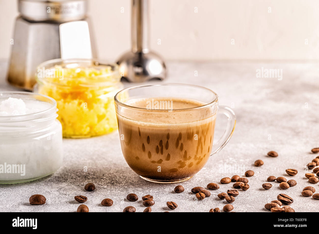 Kaffee gemischt mit Ghee Butter und MCT Kokosöl, Paleo, Keto, Ketogenic trinken Frühstück. Stockfoto