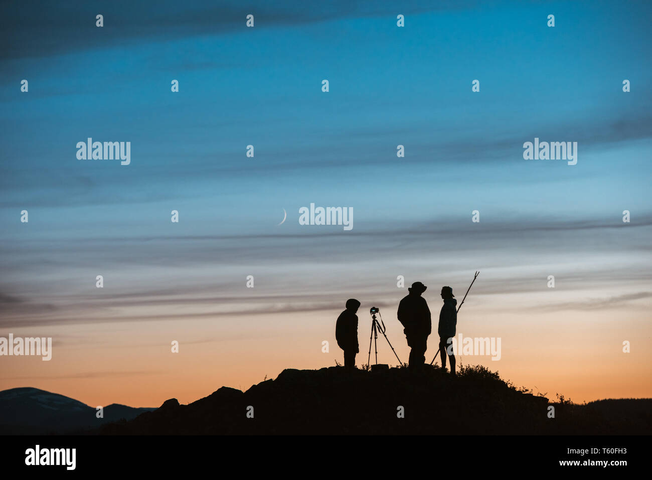 Gruppe von Silhouetten von Fotografen gegen Sonnenuntergang Himmel Stockfoto