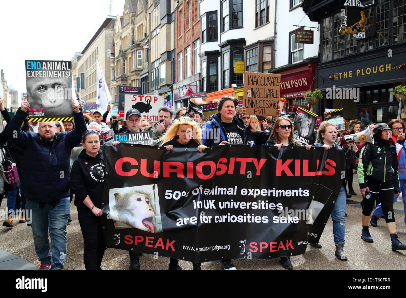 Eine große Anzahl von tierischen rechte Aktivisten in Oxford sammeln gegen Vivisektion Tiere zu protestieren. Stockfoto