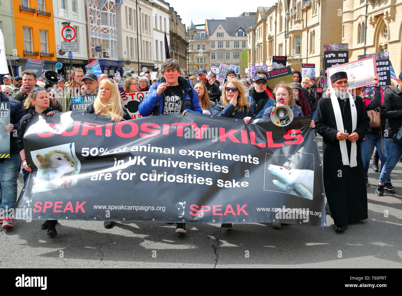 Eine große Anzahl von tierischen rechte Aktivisten in Oxford sammeln gegen Vivisektion Tiere zu protestieren. Stockfoto