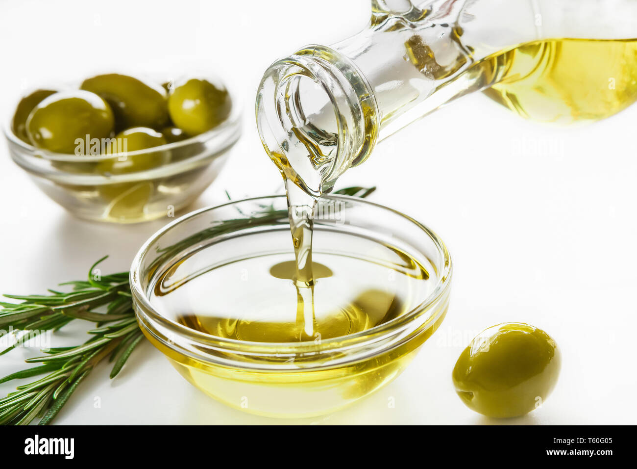 Olivenöl und Oliven in Schalen. Stockfoto