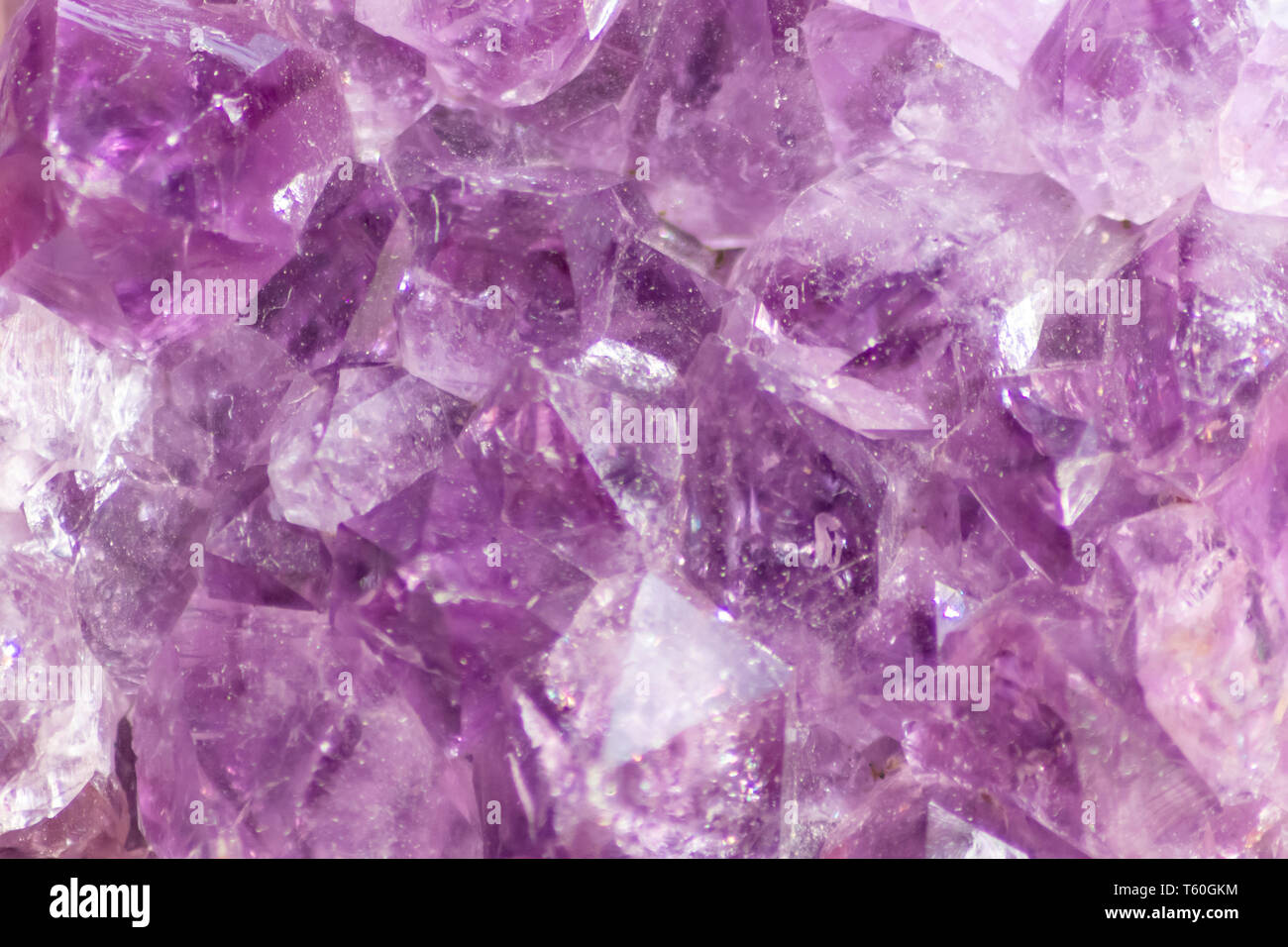 Schöner rosafarbener Amethyst-Edelstein als Nahaufnahme in Makroansicht mit Details von Kristallmineralien und Luxusschmuck als kostbare Textur in violettem Pink-Violett Stockfoto