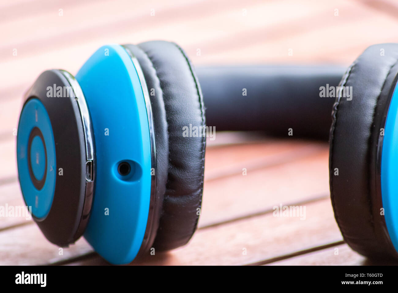 Über kabellose Kopfhörer/In-Ear-Kopfhörer mit Bedienelementen auf der einen Seite und Noise Cancelling für ungestörten Musikgenuss Stockfoto